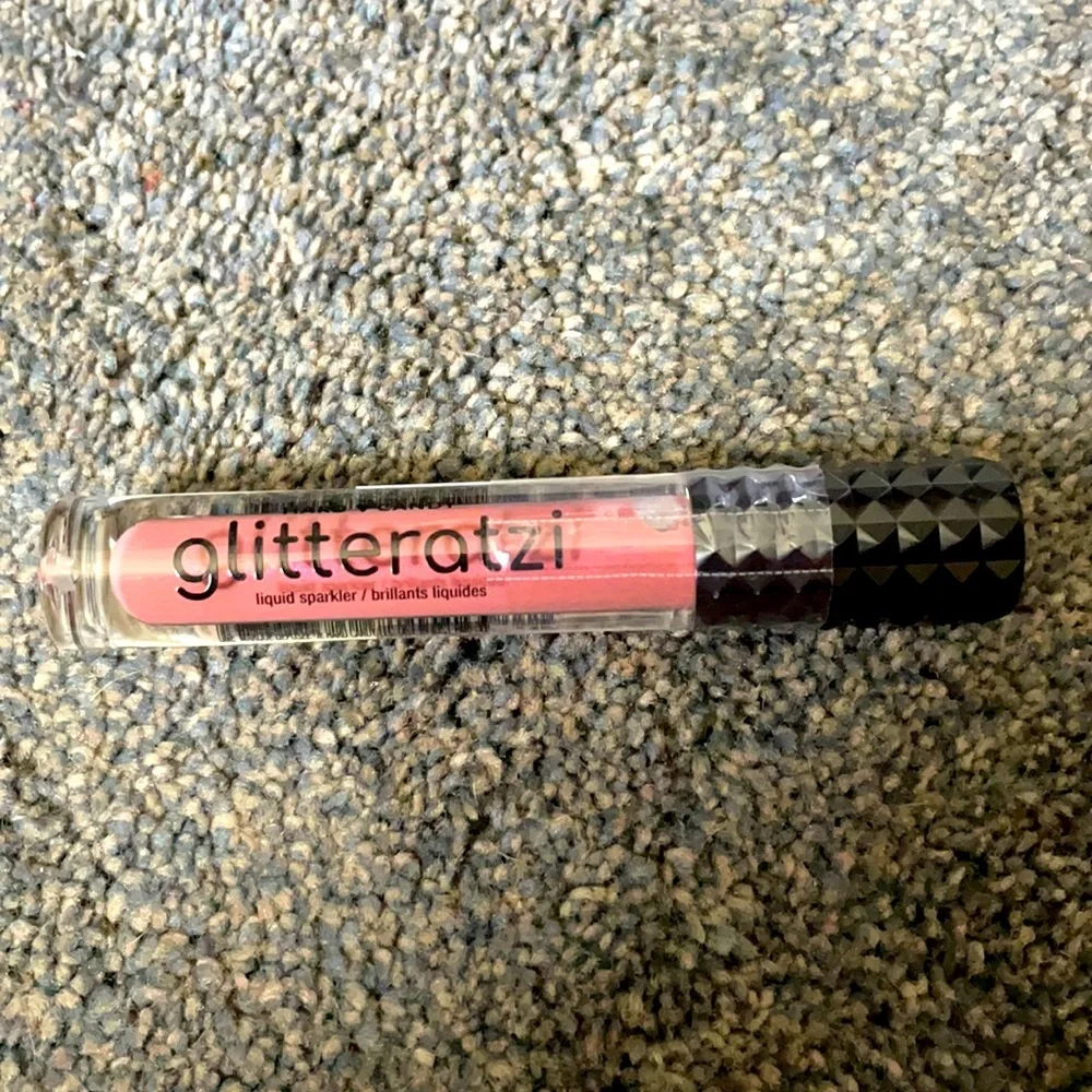 Hard Candy Glitteratzi Liquid Sparkler (only 1 Glitteratzi)